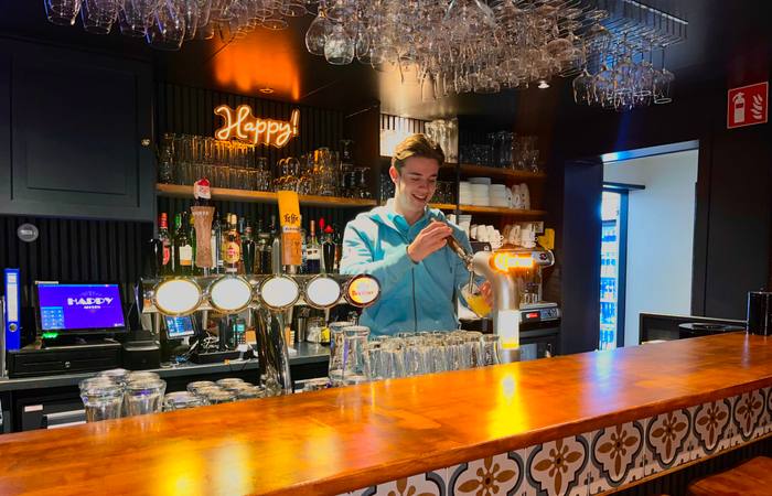 De bar van Eetcafé Happy Alphen